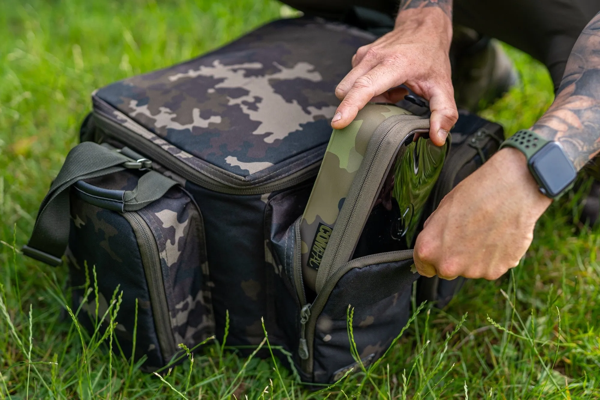 KORDA Compac Large Carryall Dark Kamo