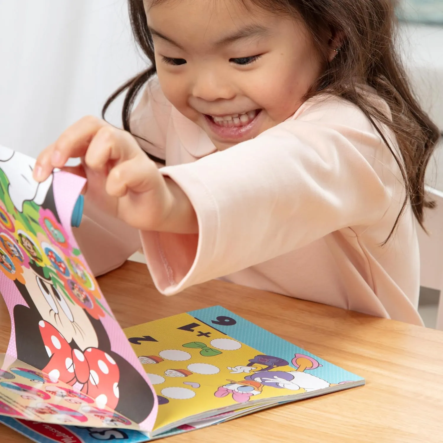 Melissa & Doug Sticker Wow!™ 24-Page Activity Pad and Sticker Stamper, 300 Stickers, Arts and Crafts Fidget Toy Collectible Character – Disney Minnie Mouse