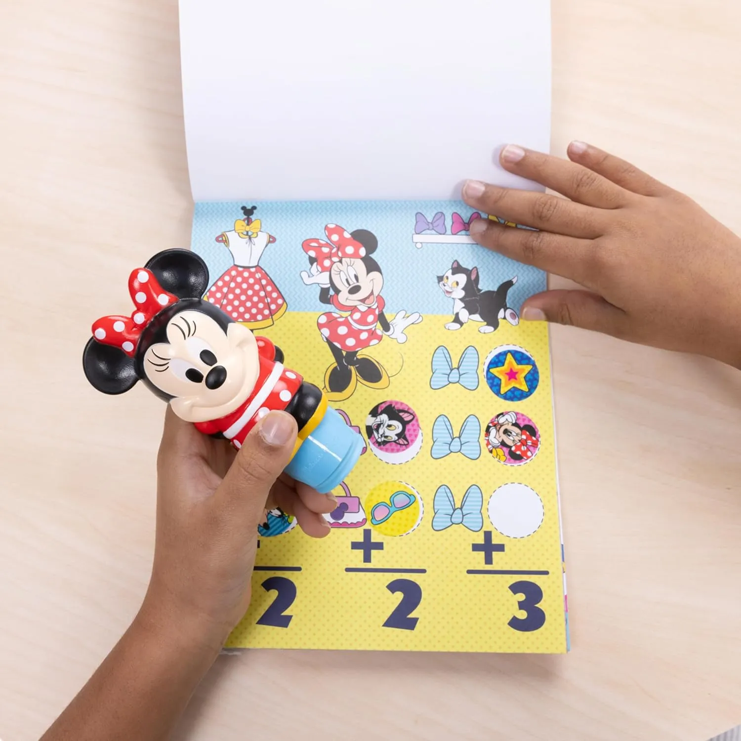 Melissa & Doug Sticker Wow!™ 24-Page Activity Pad and Sticker Stamper, 300 Stickers, Arts and Crafts Fidget Toy Collectible Character – Disney Minnie Mouse