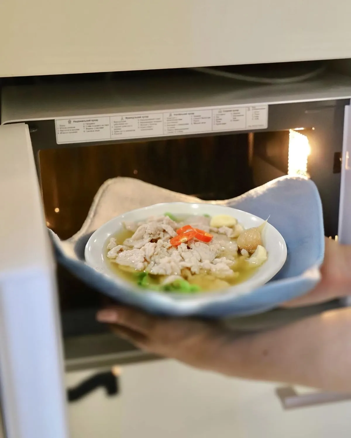 Set of 4 Plate Huggers - Microwave Plate Holder - Reusable Large Bowl Holders - Washable Microwave Plate Hugger - for Hot and Cold Bowls, Dishes and Plate Holders for Microwave (Grey)